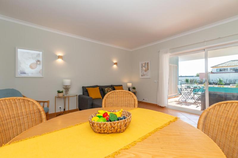 Sunny Golden 1BDR Apartment w Beach & Pool Access Included - image 25
