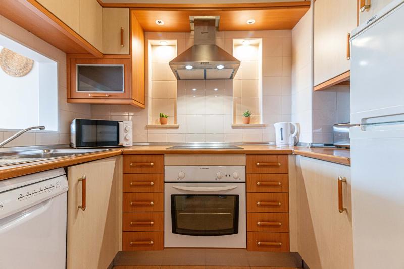Sunny Golden 1BDR Apartment w Beach & Pool Access Included - image 9