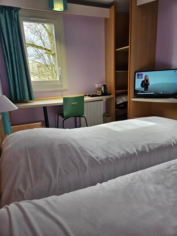 Twin Room image 2