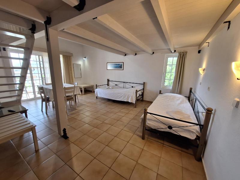 One Bedroom Apartment with Pool View - Split Level image 4