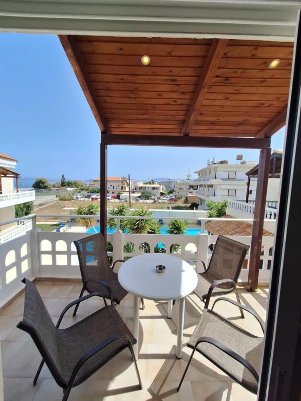 One Bedroom Apartment with Pool View - Split Level image 3