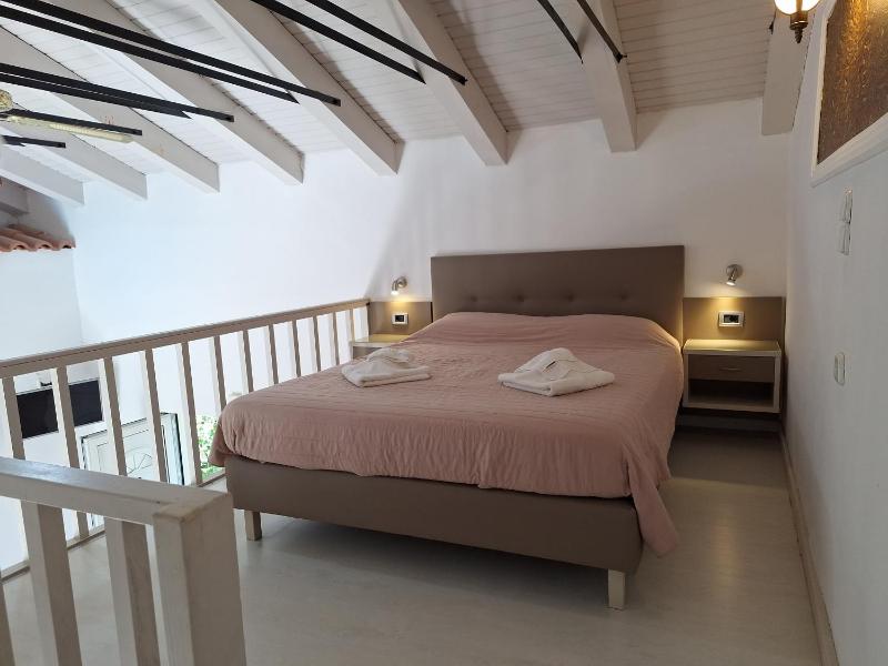 One Bedroom Apartment with Pool View - Split Level image 1