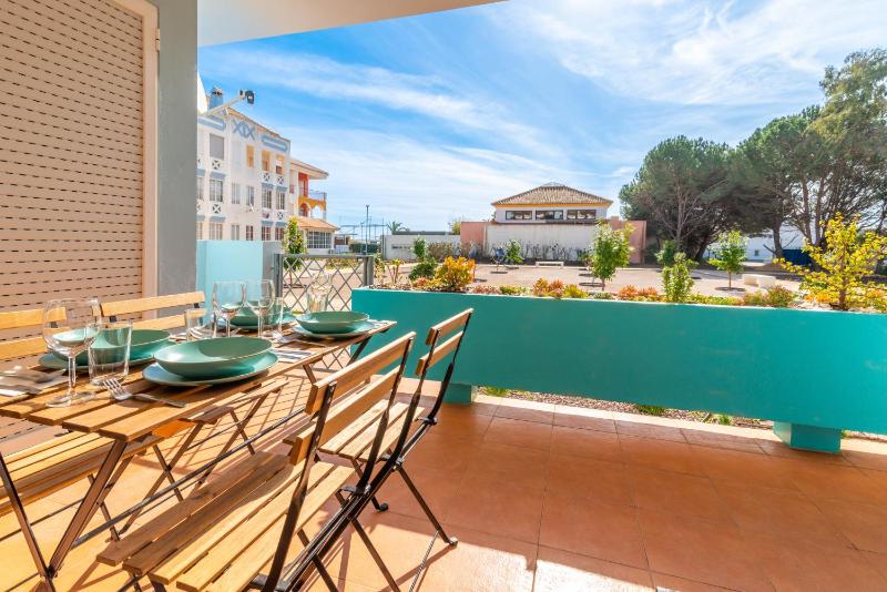 Sunny Golden 1BDR Apartment w Beach & Pool Access Included - image 22