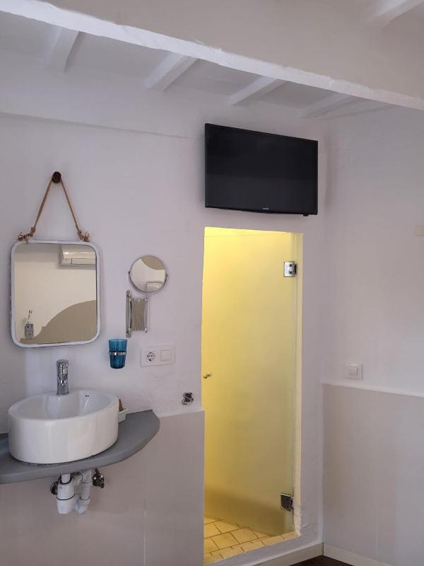 Economy Double Room image 2