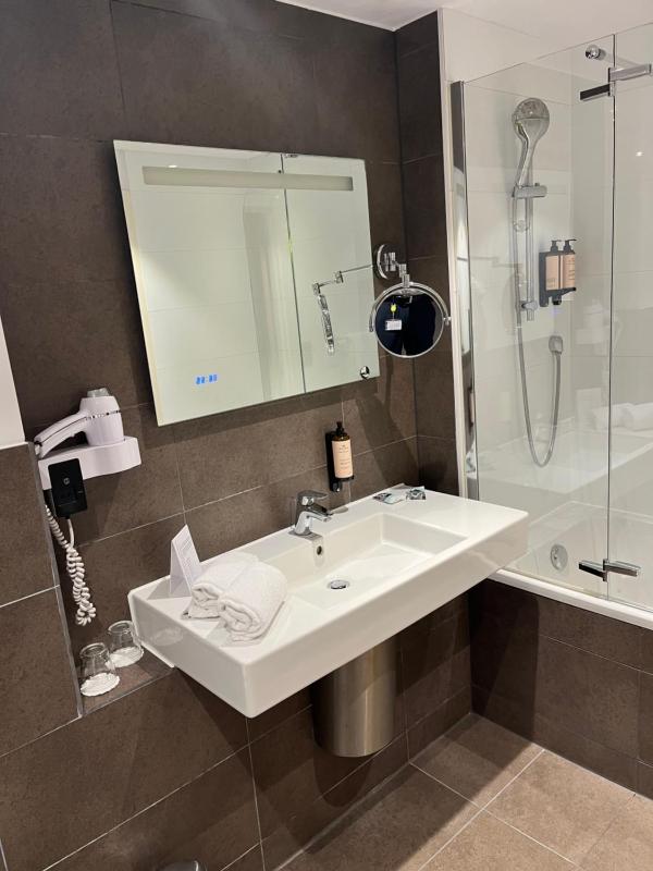 Superior Twin Room - Accessible image 2