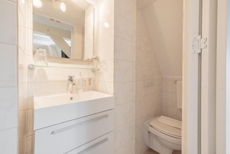 Single Room with Double Bed image 3