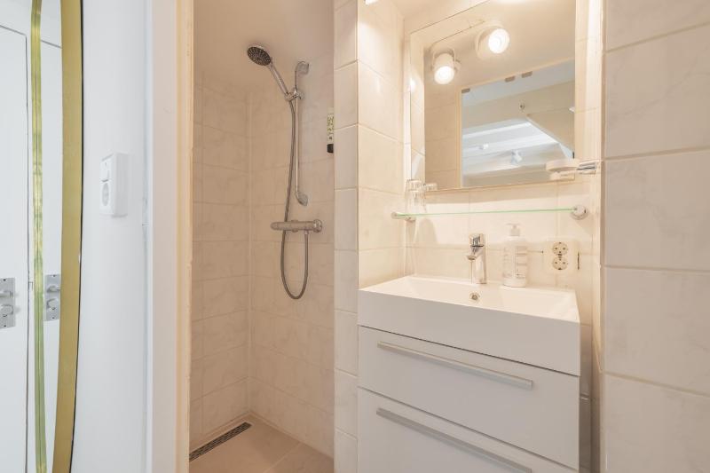 Single Room with Double Bed image 2