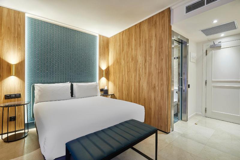 Double Room image 4