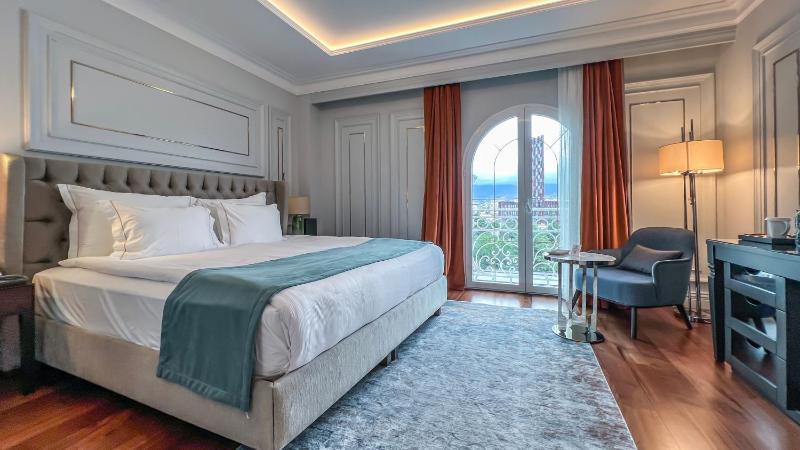 Deluxe King Room with City View image 2