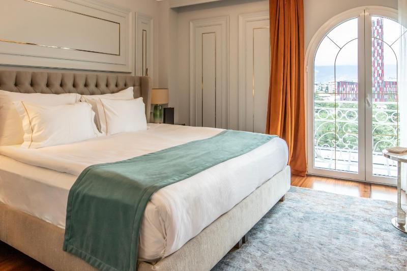 Deluxe King Room with City View image 3