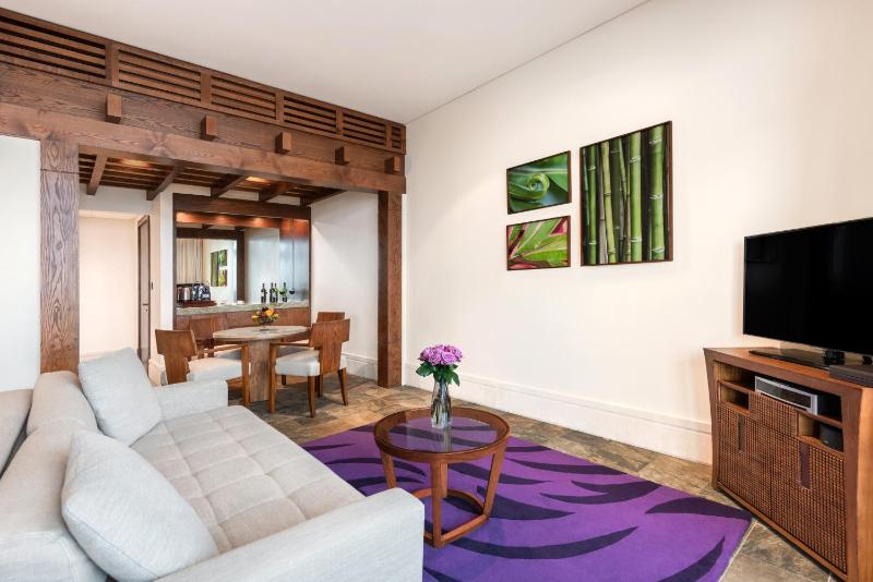 Prestige King Suite with Sofa Bed and Sea View - Club Access image 4