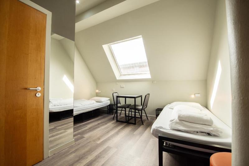 Bed in 6-Bed Dormitory Room image 1