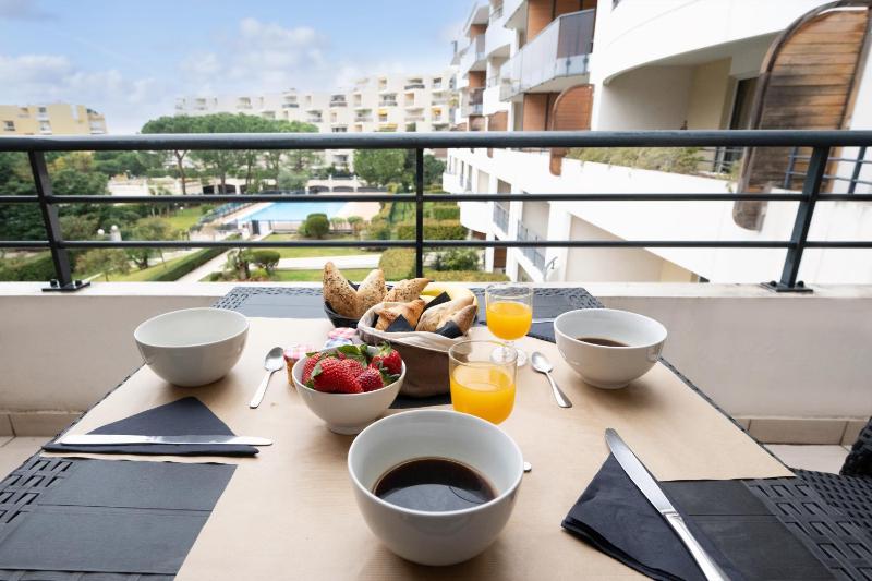 One-Bedroom Apartment (4 Adults) with swimming pool view image 1