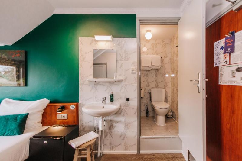 Small Double Room image 3