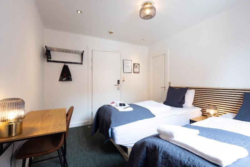 Standard Twin Room image 1