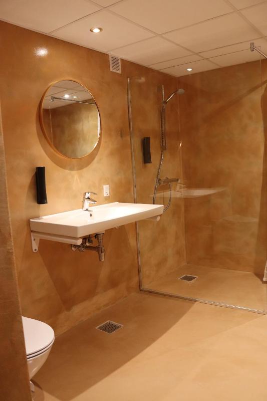 Standard Twin Room image 3