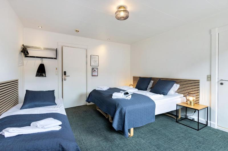 Standard Twin Room image 4