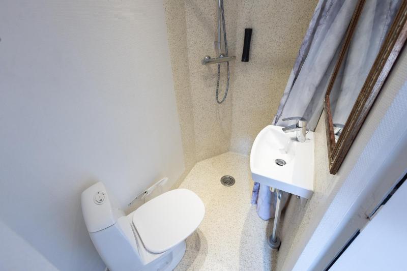 Small Double Room image 4
