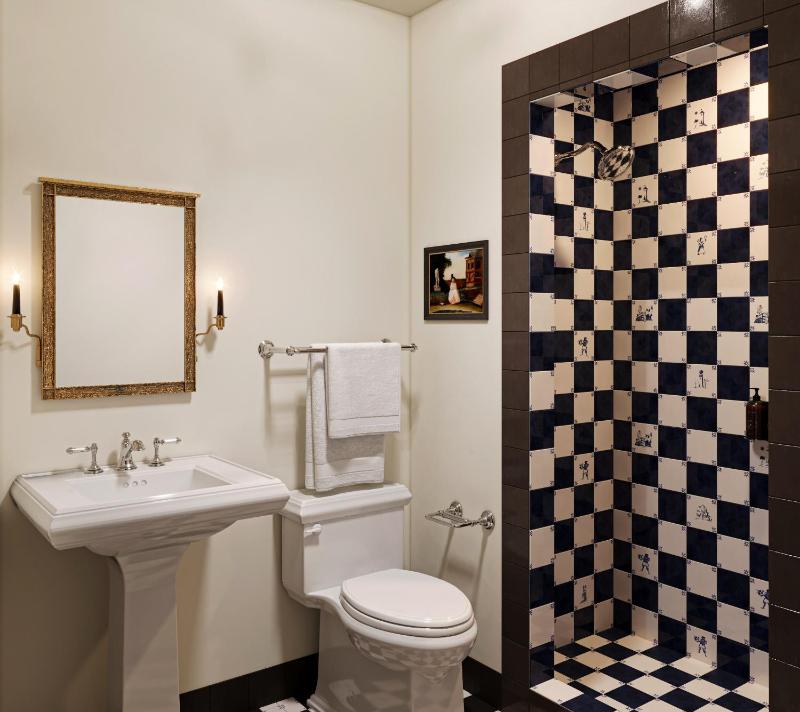 Queen Room image 2