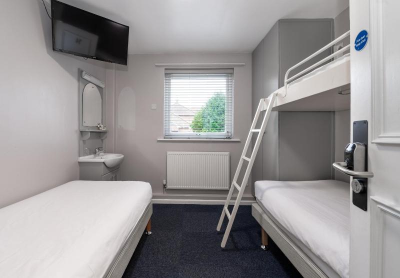 Basic Twin Room & Bunk with Shared Bathroom (2 adults and 1 child) image 1