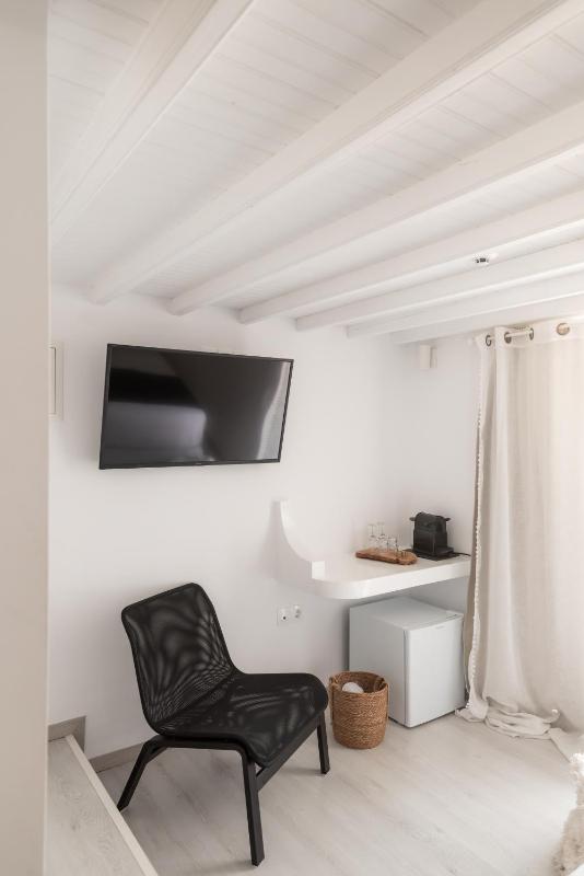 Queen Room with Balcony image 4