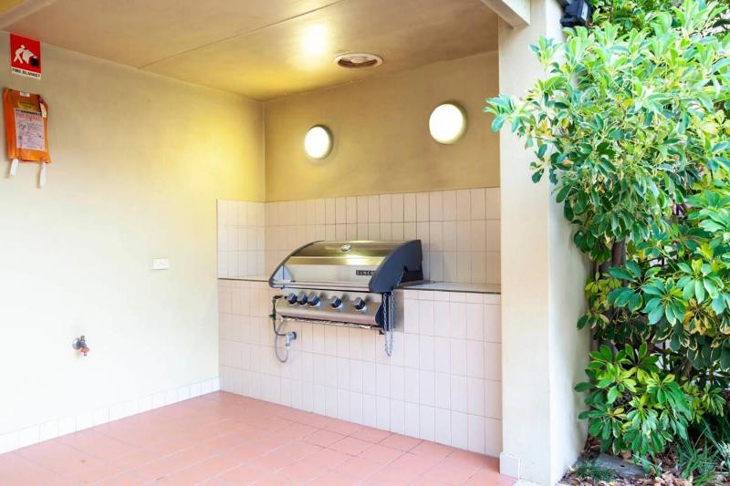 Holiday Apartment with Pool and WiFi - image 10