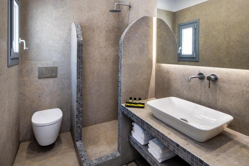 Economy Triple Room image 2