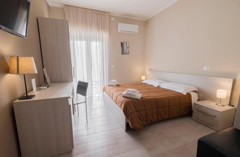 Classic Double Room image 4