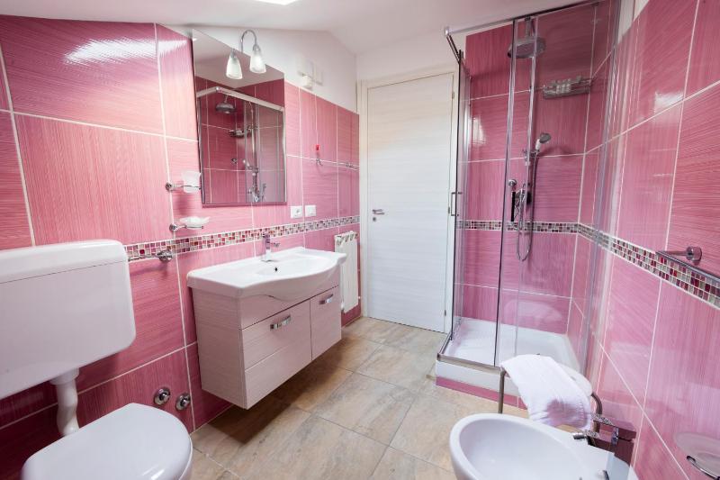 Deluxe Quadruple Room with Balcony image 2