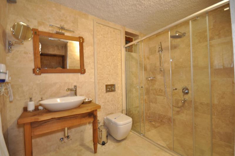 Standard Double Stone Room image 4