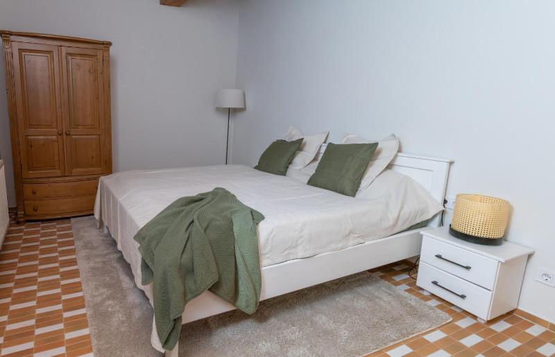 One-Bedroom Apartment image 2