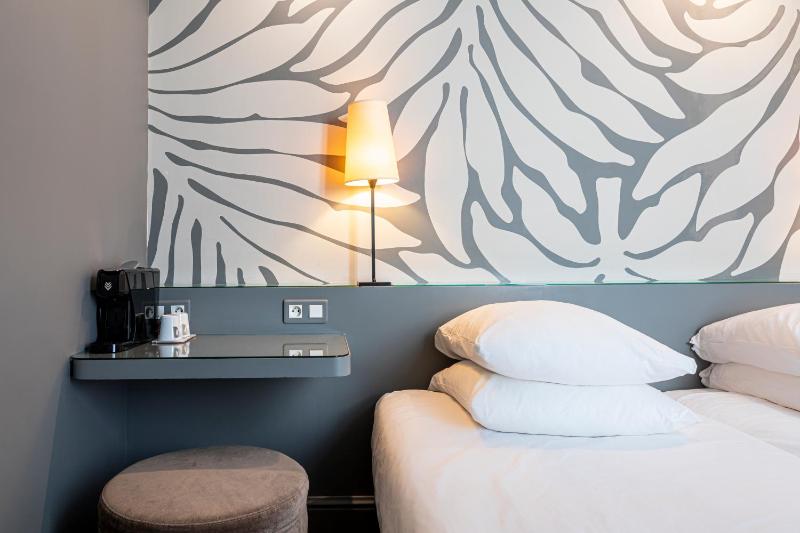 Standard Twin Room image 3