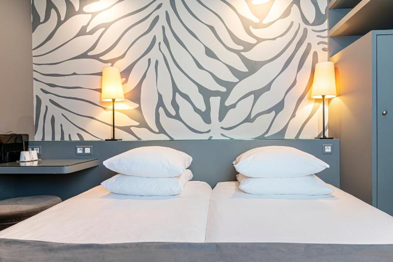 Standard Twin Room image 2