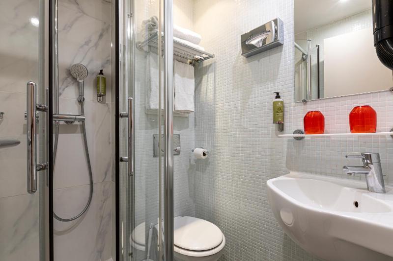 Standard Triple Room image 3