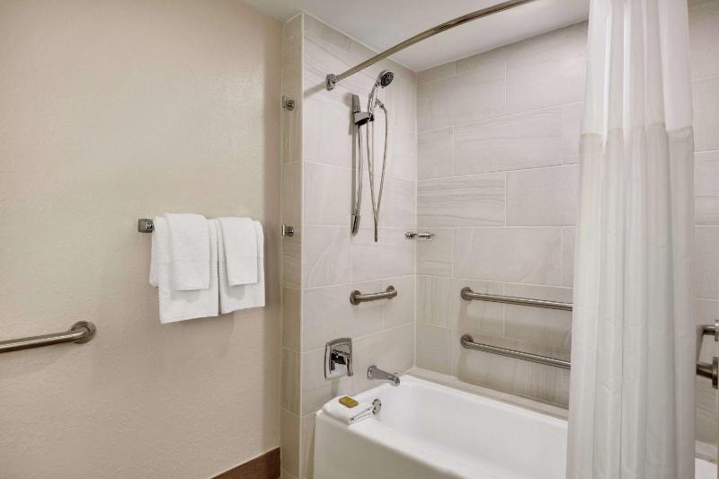 King Room with Bath Tub - Disability Access image 2