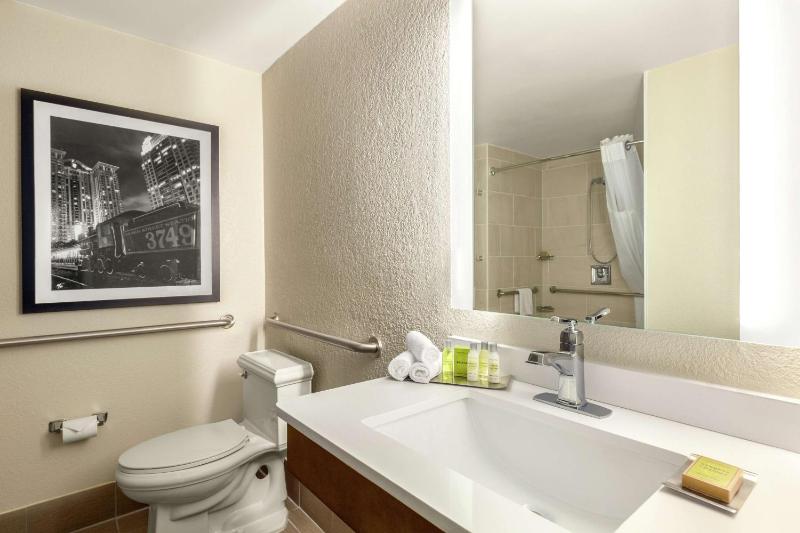 DoubleTree By Hilton Orlando Downtown - image 2