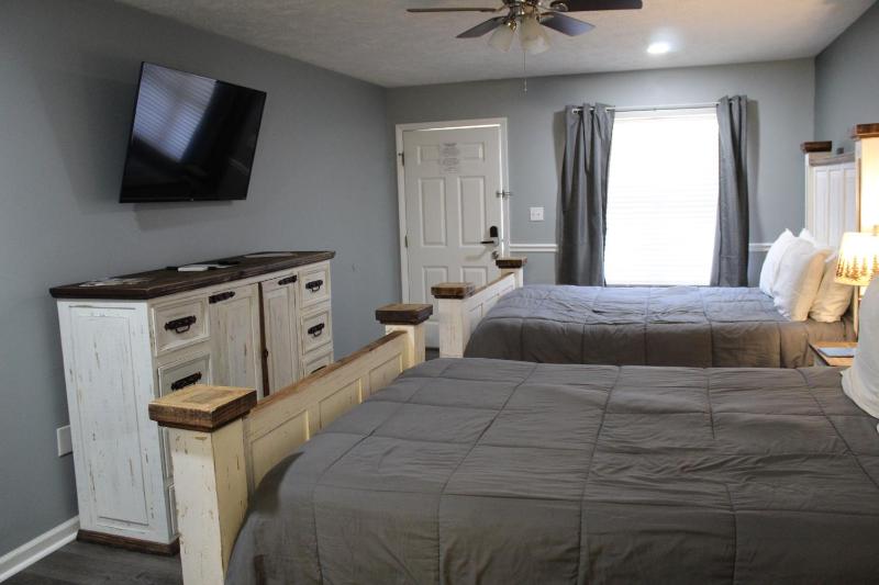 Queen Room with Two Queen Beds image 3