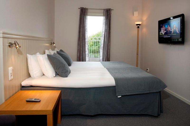 Double or Twin Room image 4
