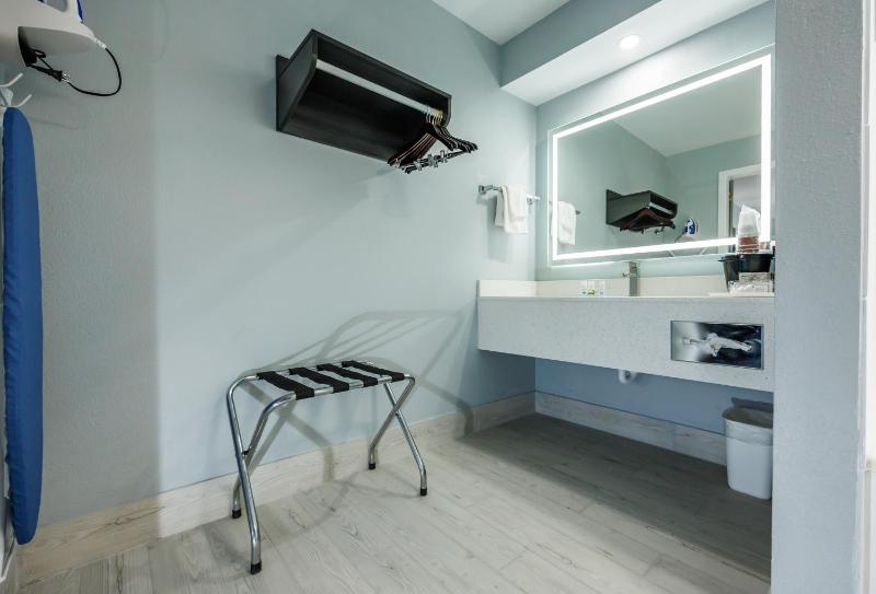 Double Room with Two Double Beds, Mobility/Hearing Access and Tub with Grab Bars, Non-Smoking image 2