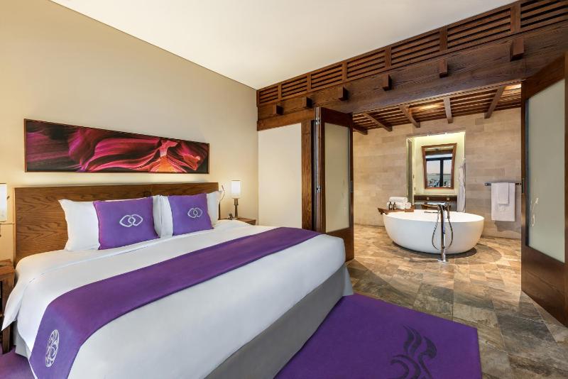 Prestige King Suite with Sofa Bed and Sea View - Club Access image 2