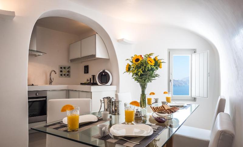 Premier Suite with Private Heated Outdoor Pool & Caldera Sea View image 1