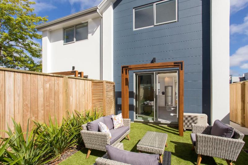 Modern Central Outdoor Living Bonus Handy CBD - image 3