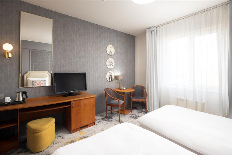 Standard Twin Room image 4