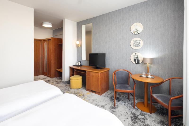Standard Twin Room image 3