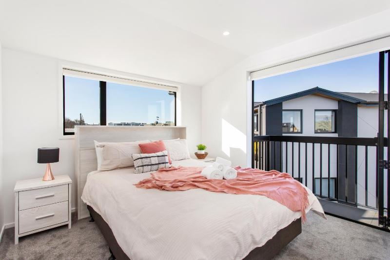 Penthouse Apartment Scenic Views-Spacious 2br - image 13