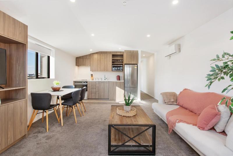 Penthouse Apartment Scenic Views-Spacious 2br - image 7