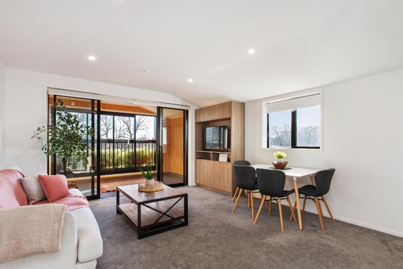 Penthouse Apartment Scenic Views-Spacious 2br - image 9