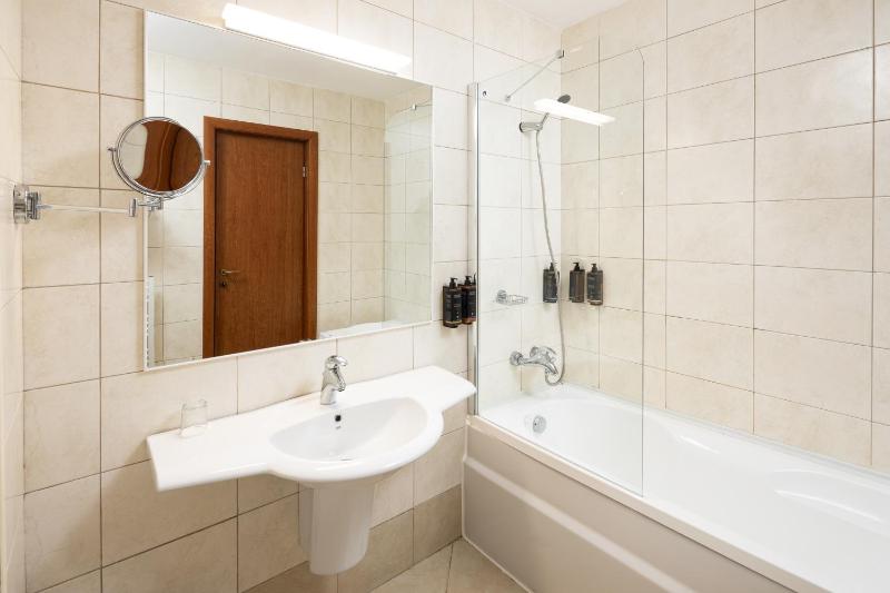 Standard Triple Room image 2