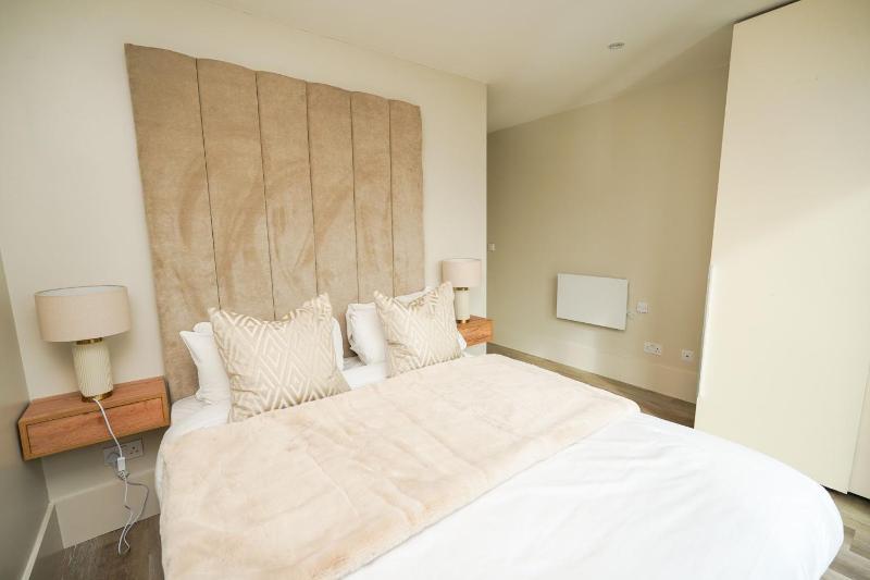 Two Bedroom Apartment with Balcony image 3