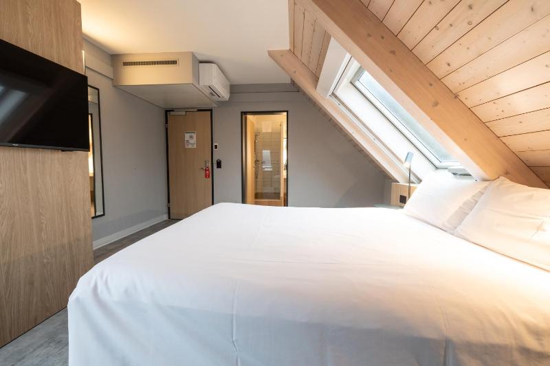Executive Double Room with Sofa Bed image 4